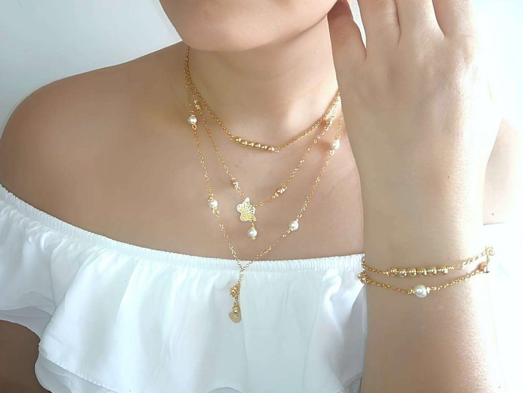 modelo usando pulseras y collares hechos a mano