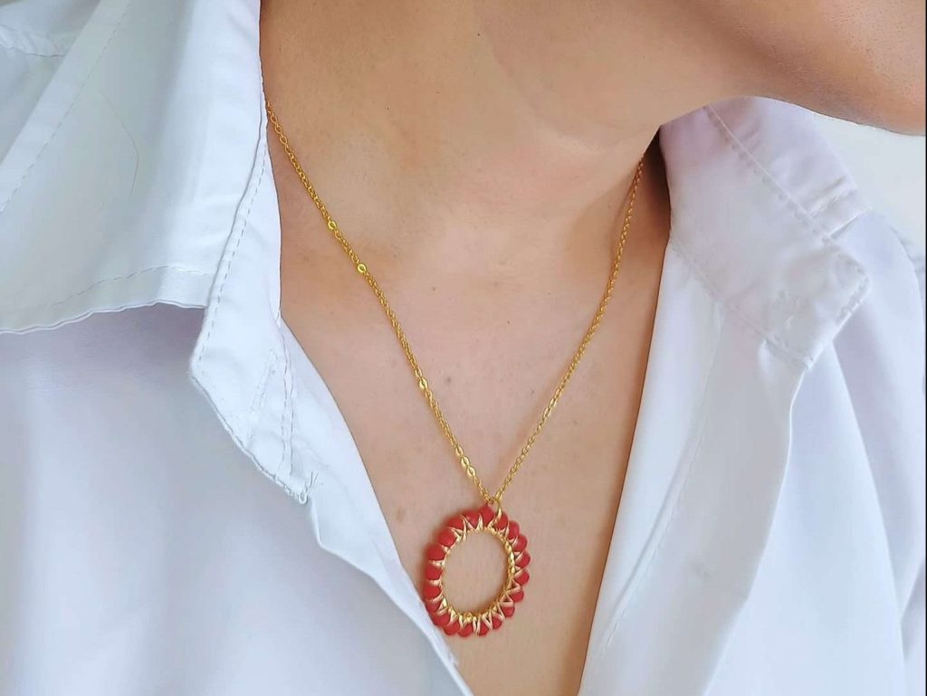 Conjunto rojo hecho a mano en alambrismo