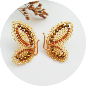 Maxitopo Mariposa en material Bronce con baño de oro de 24k Mostacilla y Cristal