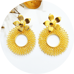 Aretes tejidos a mano en material bronce con baño y mostacilla