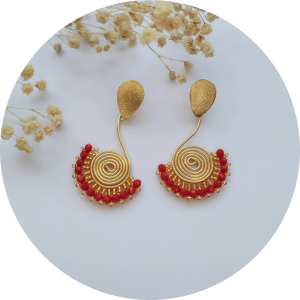 Aretes rojos en alambrismo